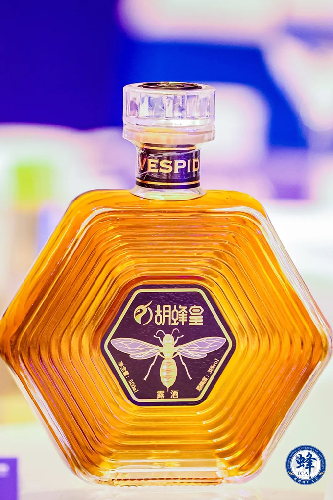 胡蜂皇露酒礼敬第六届世界蜂疗大会